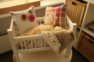 lommetørklæde+broderet dug+blonder+skind+andedunsdyne=puder og dyner til dukkerne