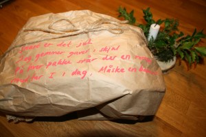 Pakke i oldschool genbrugspapir fra pakkeforsendelser.