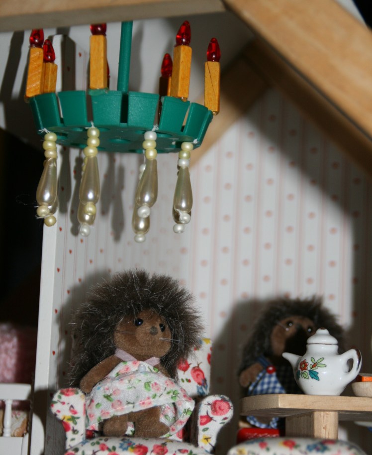 lysekrone i dukkehus