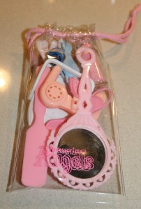 Plastpose, som har indeholdt hårdimser, nu med barbies badeværelsesting.