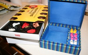 Opbevaring af barbiesko i chokoladeemballage og gammelt smykkeskrin.