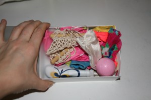 Feriebarbiehejs i underbukseæske.