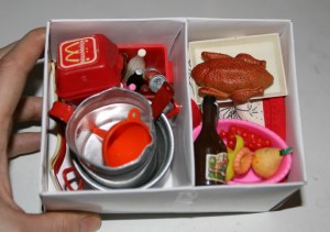 Køkkenting til barbiedukkerne i rumopdelt emballageæske.